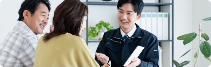 スタッフに相談する夫婦