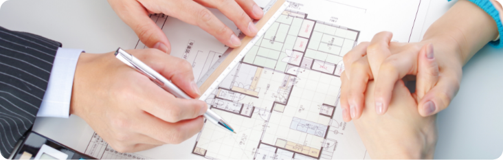 間取りを提案するスタッフ