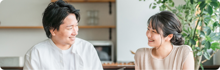 笑顔で会話をする夫婦