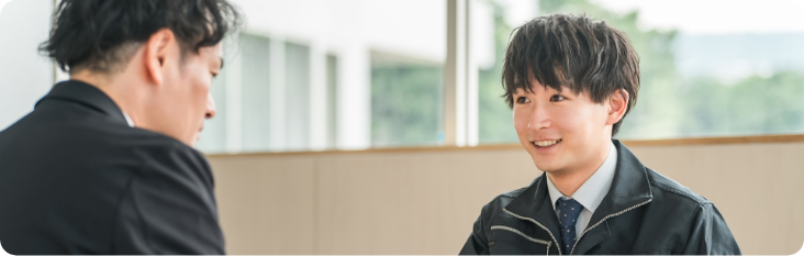 住宅模型を使用して説明するスタッフ