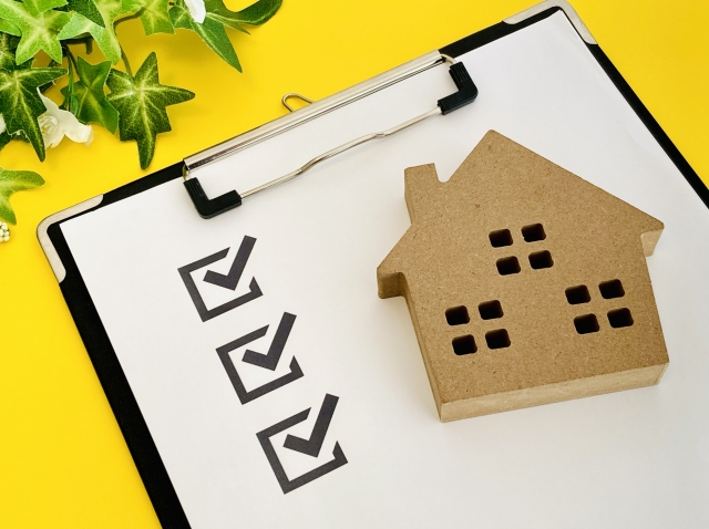 家の模型とチェックリスト