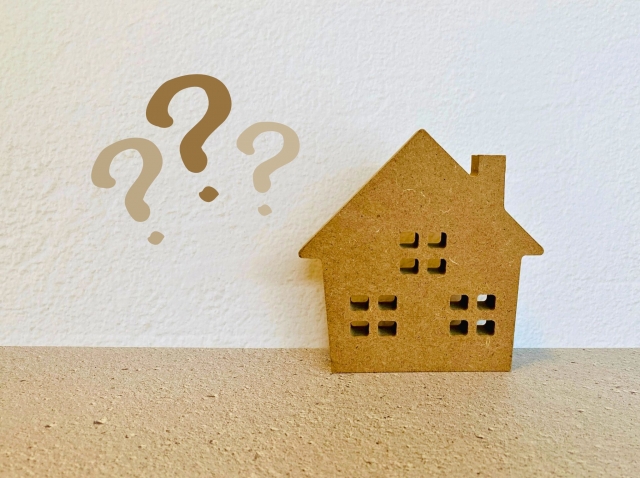 家の模型と？マーク
