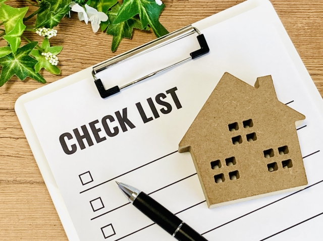 家の模型とチェックリスト