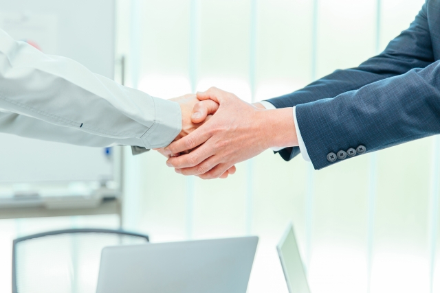 握手しているビジネスマン