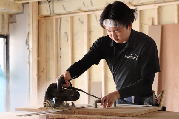 施工中の株式会社サンコウホームスタッフ