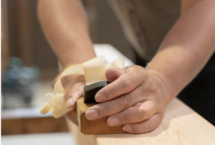 かんなで木材を削っている様子