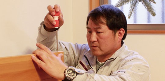 ねじを締めている式会社ベストライフのスタッフ